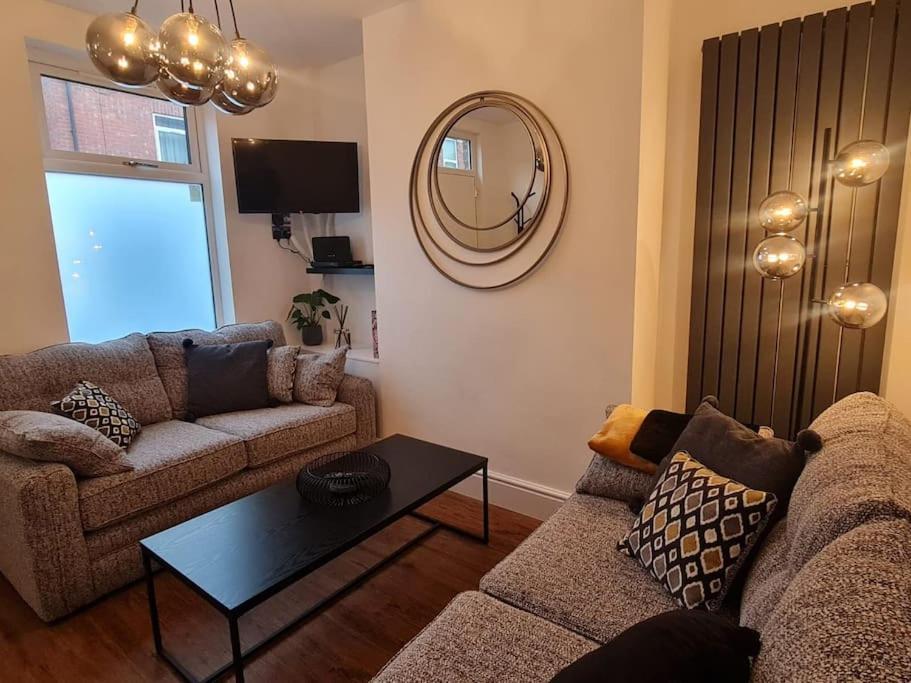 Centrally Located To The City Of Lincoln Exterior photo