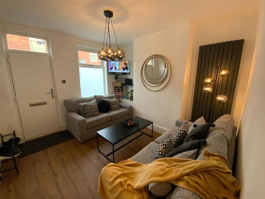 Centrally Located To The City Of Lincoln Exterior photo